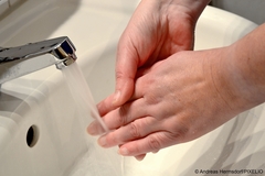 Hände waschen unter dem Wasserhahn