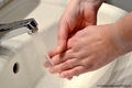 Händer waschen unter einem Wasserhahn