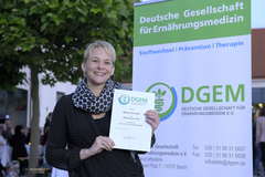 Melanie Schneider nimmt in Dresden den Abstractpreis der Deutschen Gesellschaft für Ernährungsmedizin entgegen