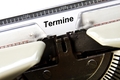 Schreibmaschine, die "Termine" auf ein weißes Blatt Papier tippt